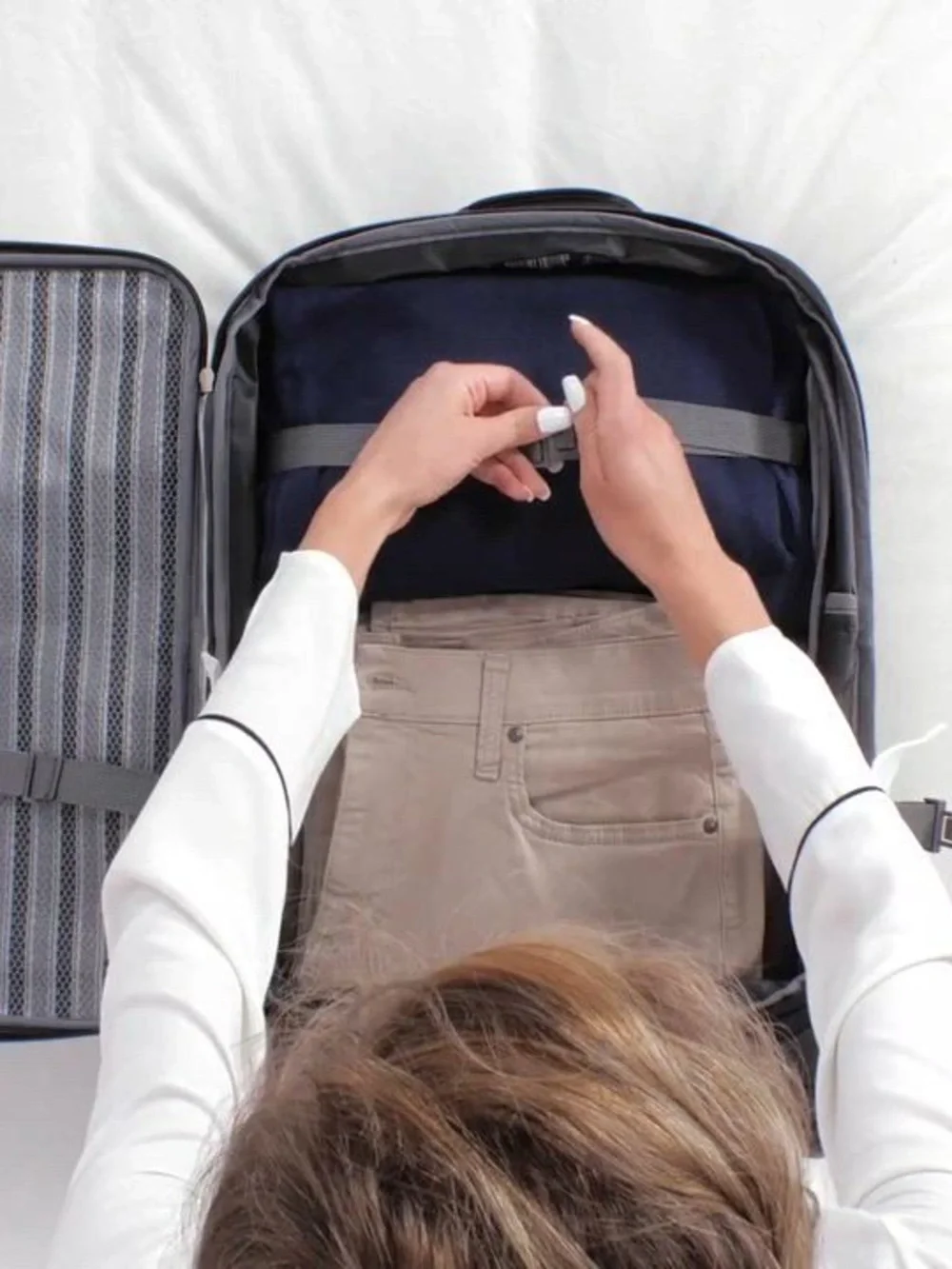 Skyway Epic Large Check-in Spinner Softside Navy Suitcase with Front Zip Pockets